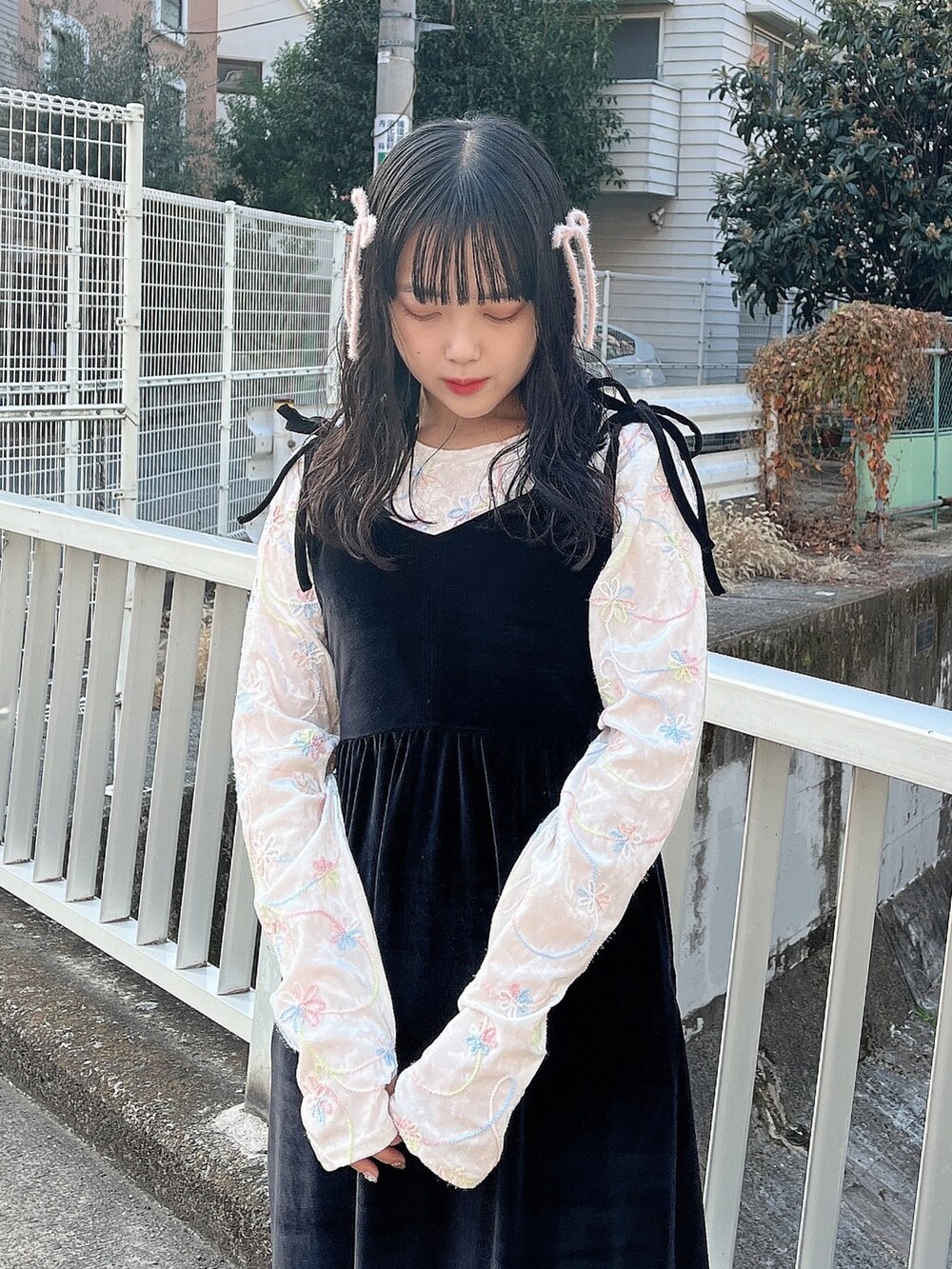 ホワイト系のTシャツ/カットソー、ブラック系のワンピース、ブラック系のパンプスを着用したレディースの冬コーディネートの5枚目の写真