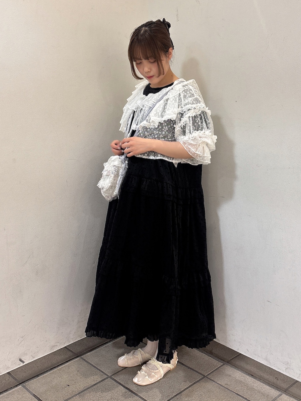 ホワイト系のカーディガン/ボレロ、ブルー系のショルダーバッグ、ブラック系のワンピースを着用したレディースの夏コーディネートの3枚目の写真