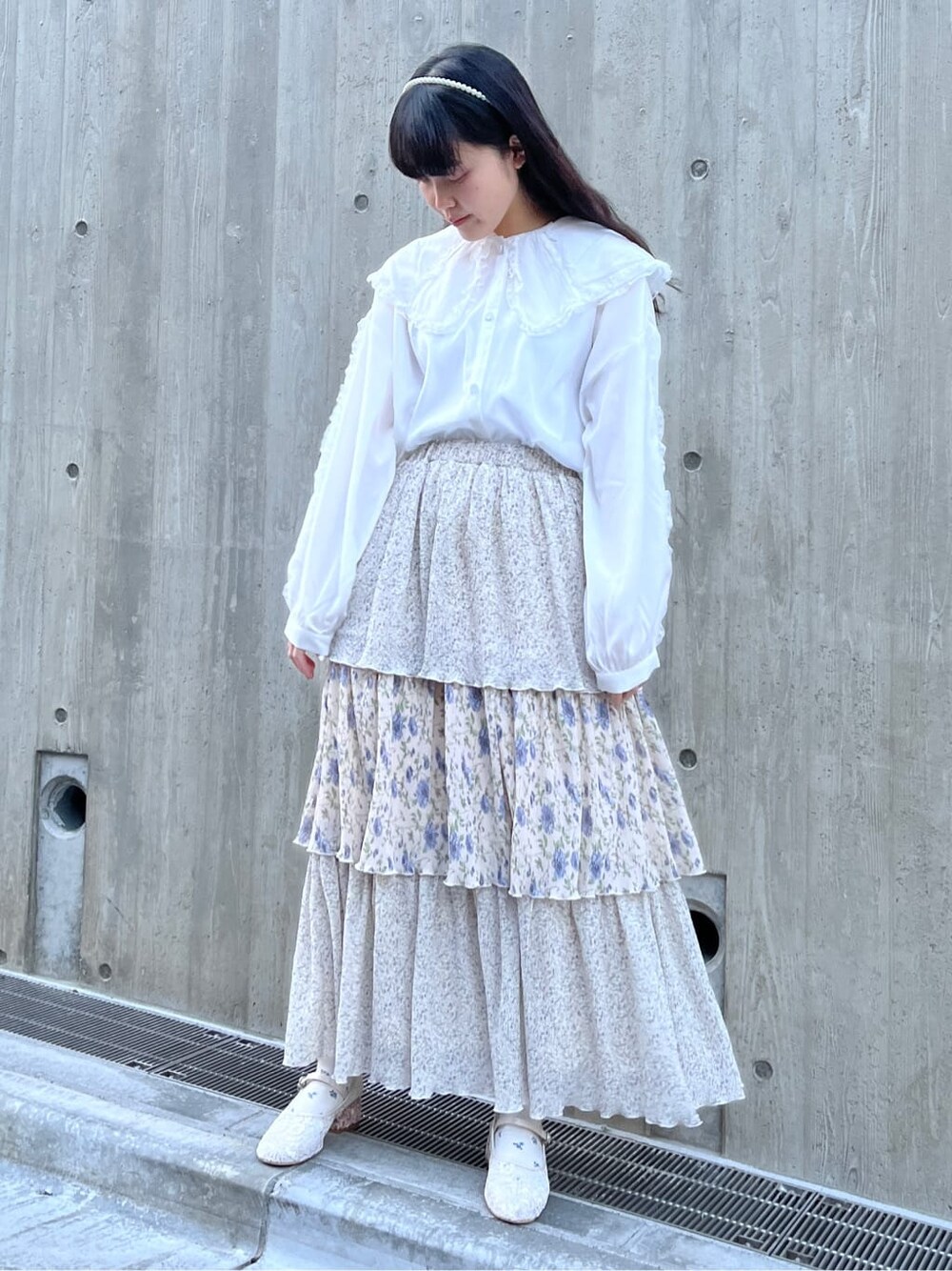 ホワイト系のシャツ/ブラウス、ホワイト系のパンプス、ブルー系のカーディガン/ボレロを着用したレディースの冬コーディネートの3枚目の写真