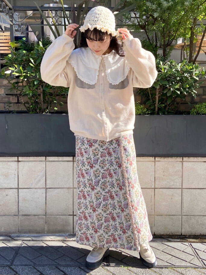 ホワイト系のブーツ、ホワイト系のカーディガン/ボレロ、ホワイト系のシャツ/ブラウスを着用したレディースの冬コーディネートの2枚目の写真