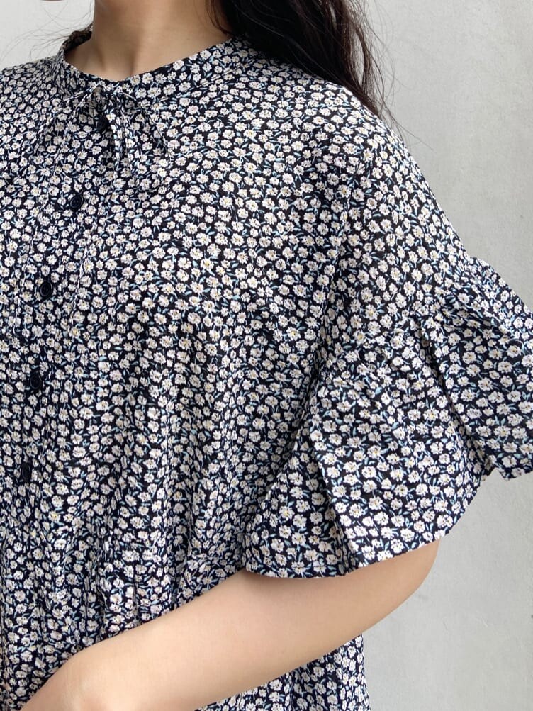 ブラック系のワンピース、ブラック系のスニーカーを着用したレディースの夏コーディネートの5枚目の写真