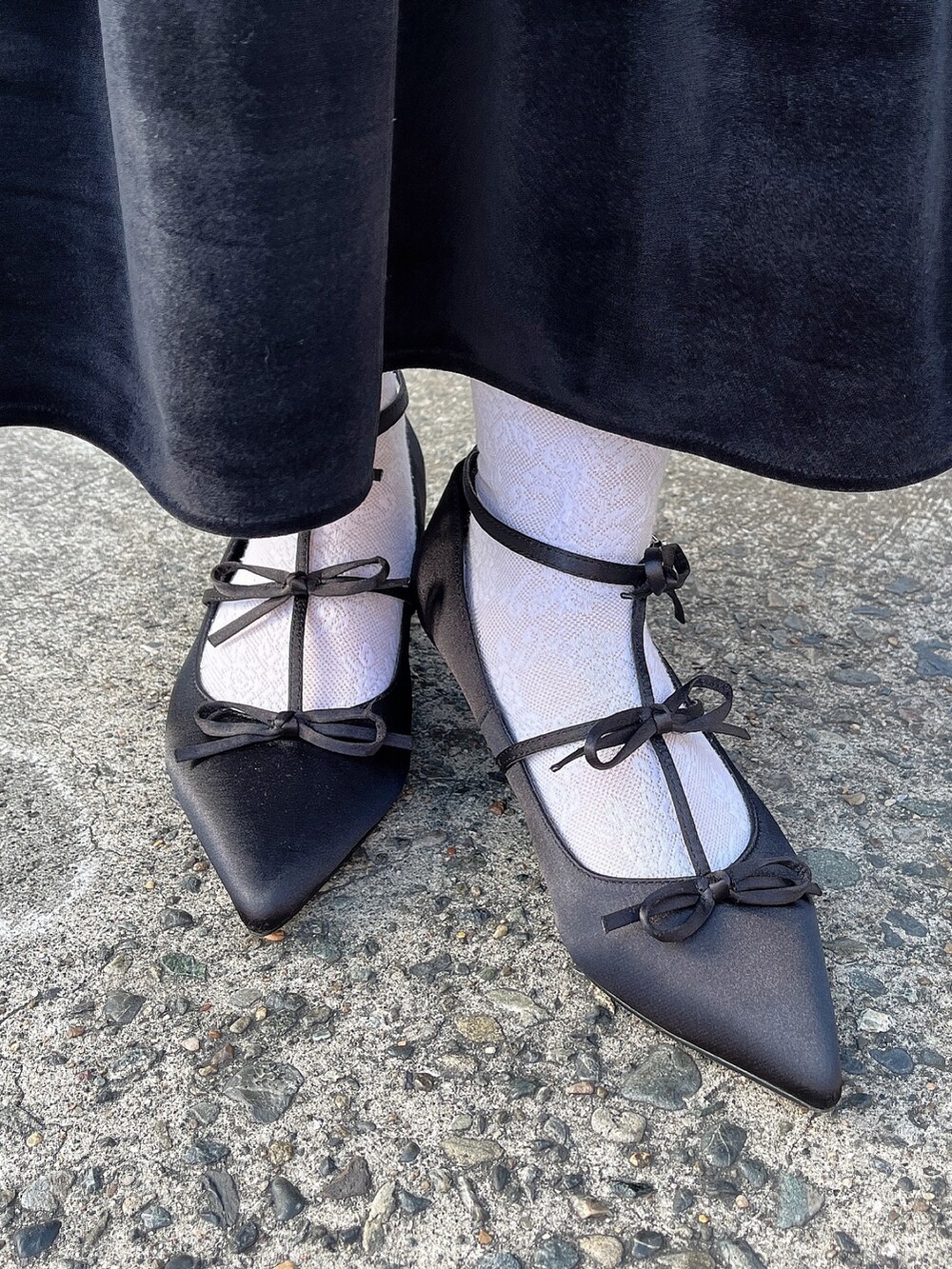 ホワイト系のTシャツ/カットソー、ブラック系のワンピース、ブラック系のパンプスを着用したレディースの冬コーディネートの8枚目の写真