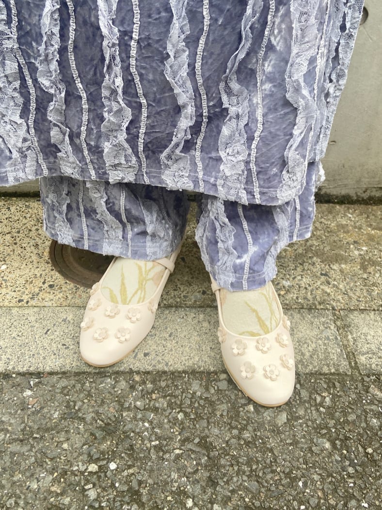 ホワイト系のパンプス、ホワイト系のハンドバッグ、ホワイト系のTシャツ/カットソーを着用したレディースの秋コーディネートの6枚目の写真