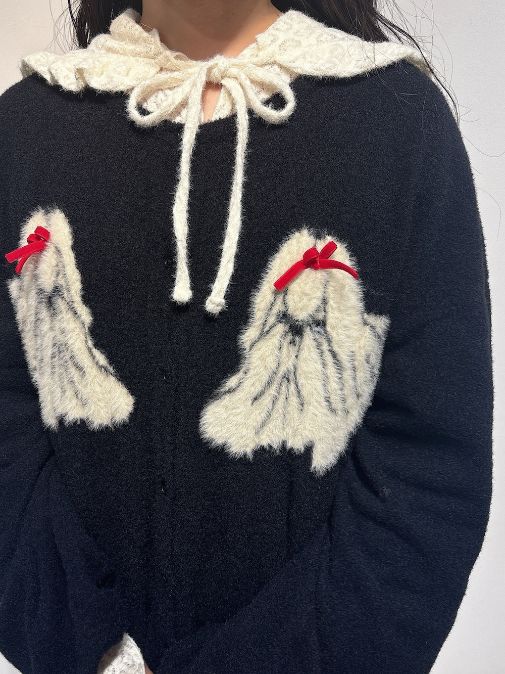 ブラック系のカーディガン/ボレロ、ホワイト系のTシャツ/カットソー、ホワイト系のワンピースを着用したレディースの秋コーディネートの6枚目の写真