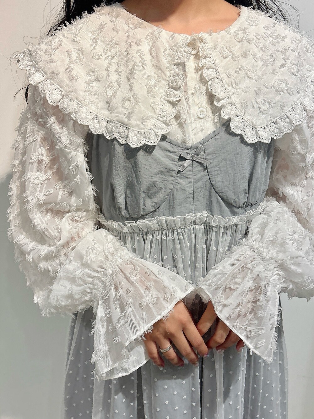 ホワイト系のシャツ/ブラウス、グレー系のワンピース、ホワイト系のローファーを着用したレディースの秋コーディネートの7枚目の写真