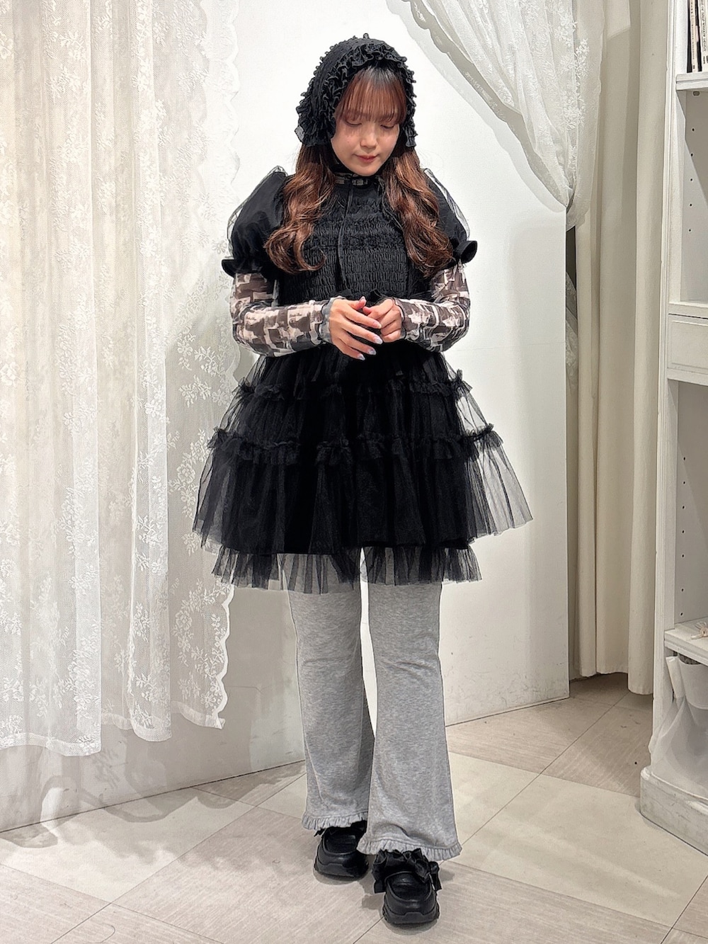 ブラック系のワンピース、ブラック系のTシャツ/カットソー、グレー系のスウェットパンツを着用したレディースの春コーディネートの2枚目の写真