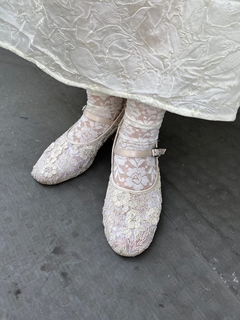 ホワイト系のパンプス、ホワイト系のワンピース、ブルー系のシャツ/ブラウスを着用したレディースの春コーディネートの4枚目の写真