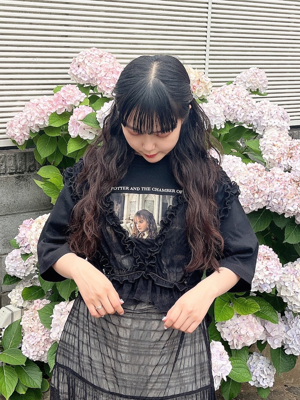 ブラック系のTシャツ/カットソー、シルバー系のパンプス、ホワイト系のスカートを着用したレディースの夏コーディネートの4枚目の写真