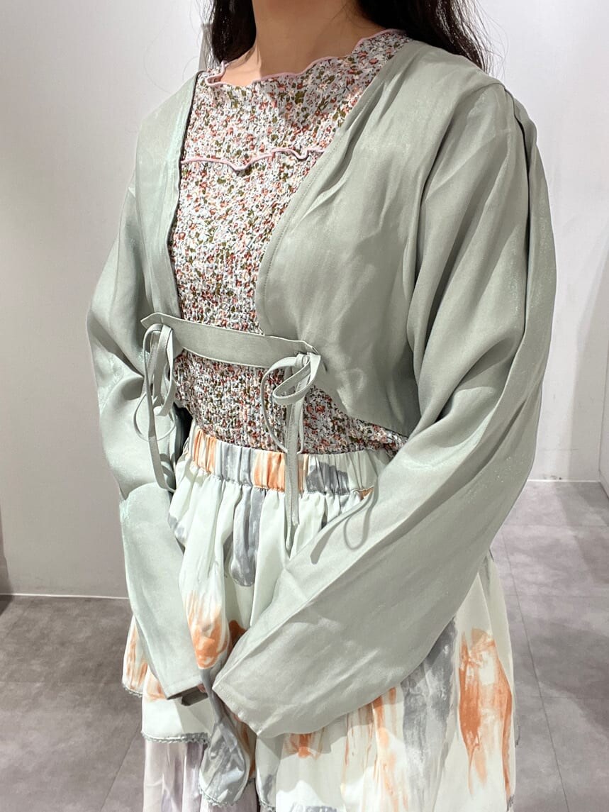 グリーン系のカーディガン/ボレロ、グリーン系のスカート、グリーン系のパンプスを着用したレディースの春コーディネートの5枚目の写真