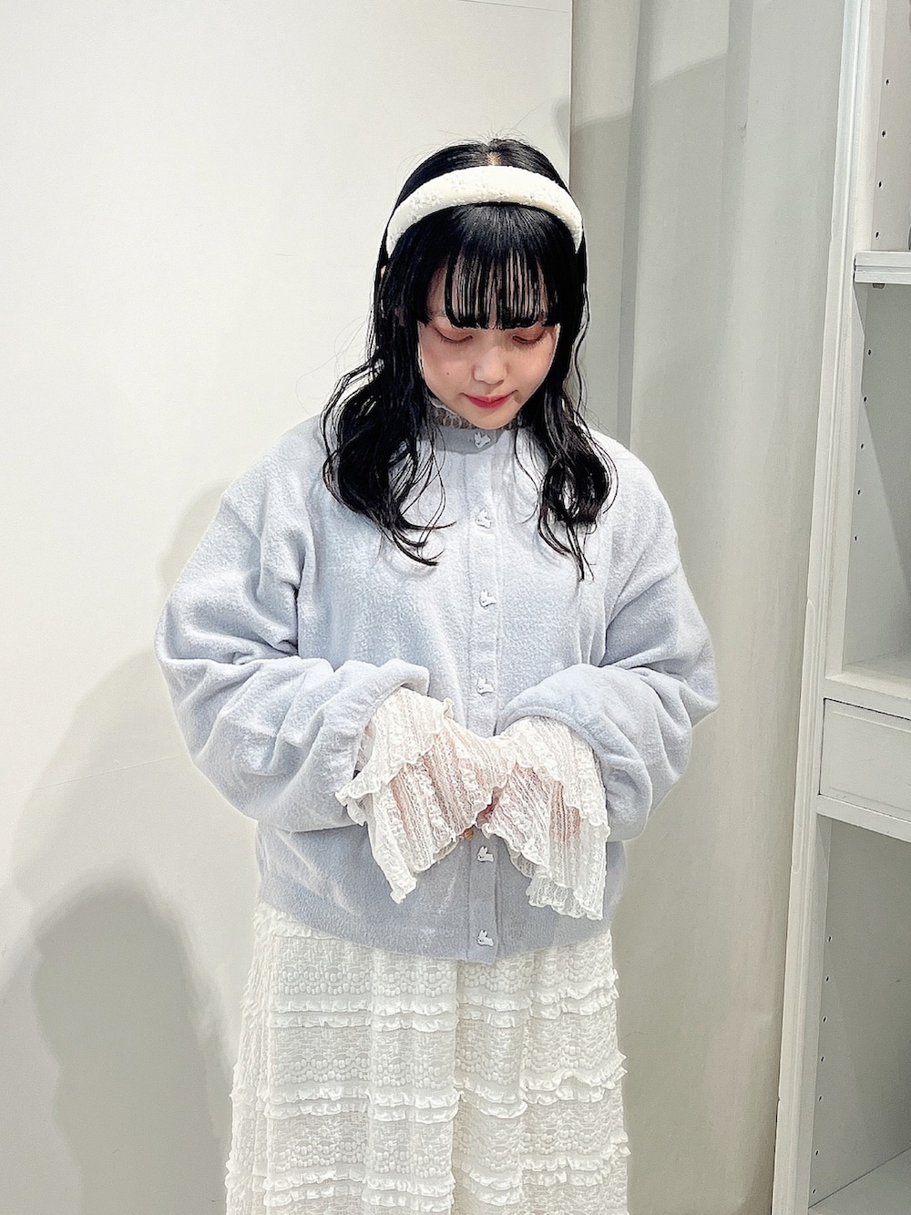 ブルー系のカーディガン/ボレロ、ホワイト系のTシャツ/カットソー、ホワイト系のスカートを着用したレディースの春コーディネートの6枚目の写真