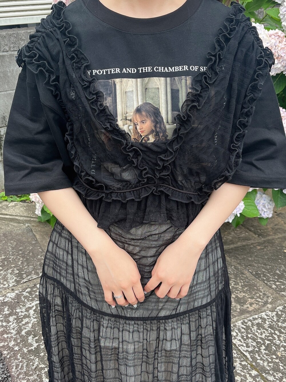 ブラック系のTシャツ/カットソー、シルバー系のパンプス、ホワイト系のスカートを着用したレディースの夏コーディネートの5枚目の写真