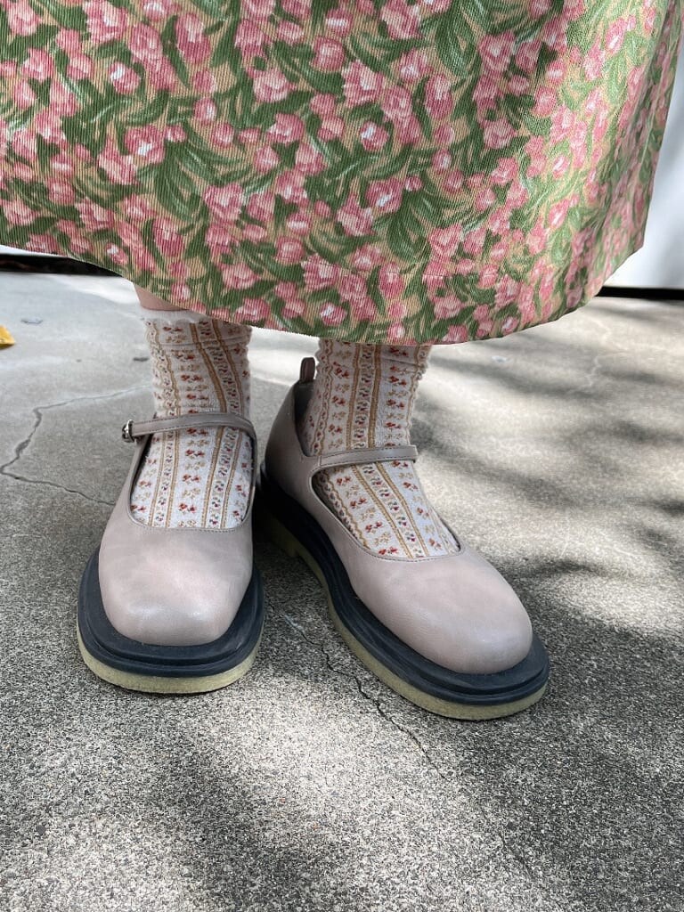 グリーン系のノーカラーコート、ベージュ系のパンプス、ホワイト系のシャツ/ブラウスを着用したレディースの秋コーディネートの6枚目の写真