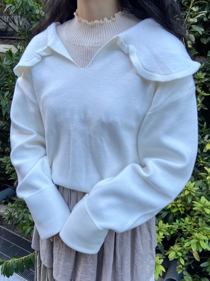 ブラウン系のスカート、ゴールド系のその他シューズ、ホワイト系のニット/セーターを着用したレディースの秋コーディネートの5枚目の写真