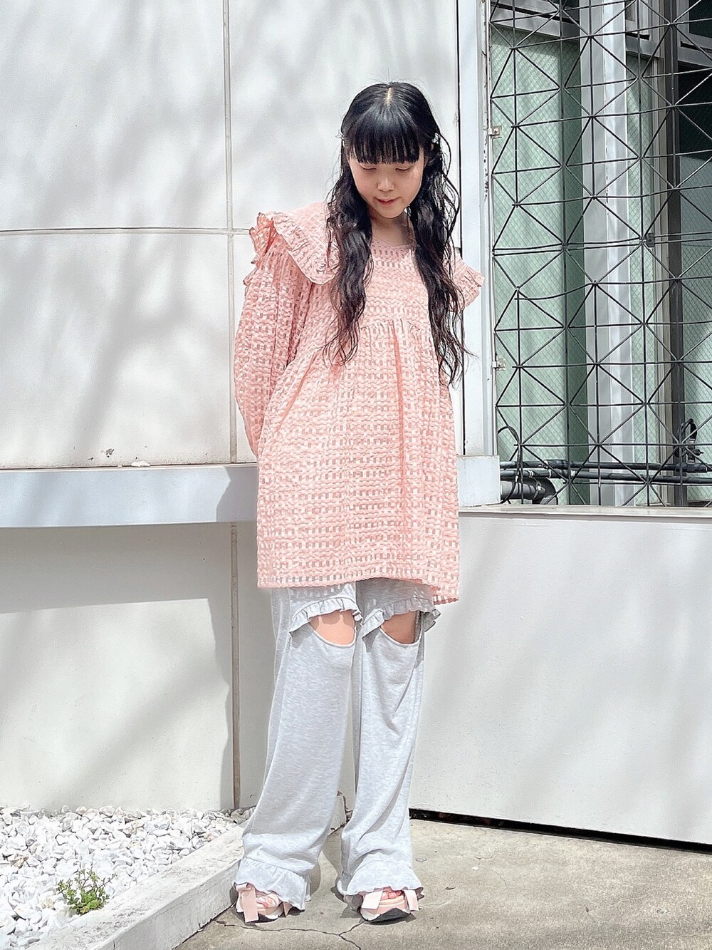 ピンク系のワンピース、グレー系のその他パンツ、ピンク系のサンダルを着用したレディースの春コーディネートの2枚目の写真