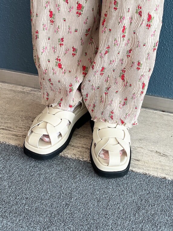 ホワイト系のサンダル、ホワイト系のTシャツ/カットソー、ベージュ系のその他パンツを着用したレディースの秋コーディネートの5枚目の写真