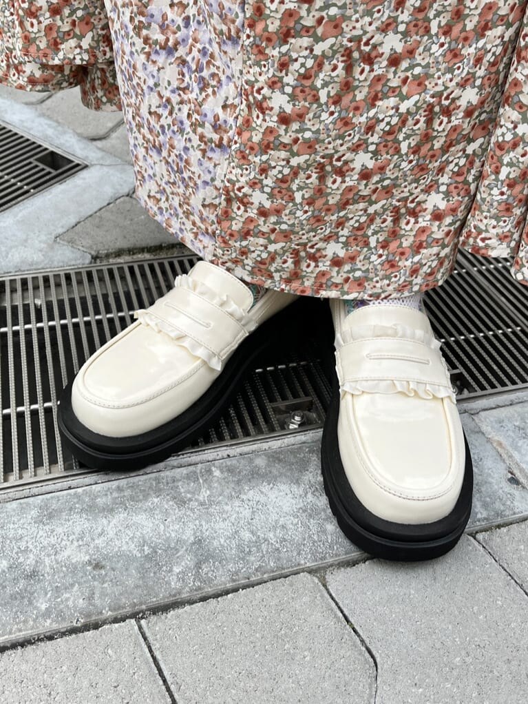 ホワイト系のスカート、ホワイト系のローファー、ホワイト系のTシャツ/カットソーを着用したレディースの春コーディネートの5枚目の写真