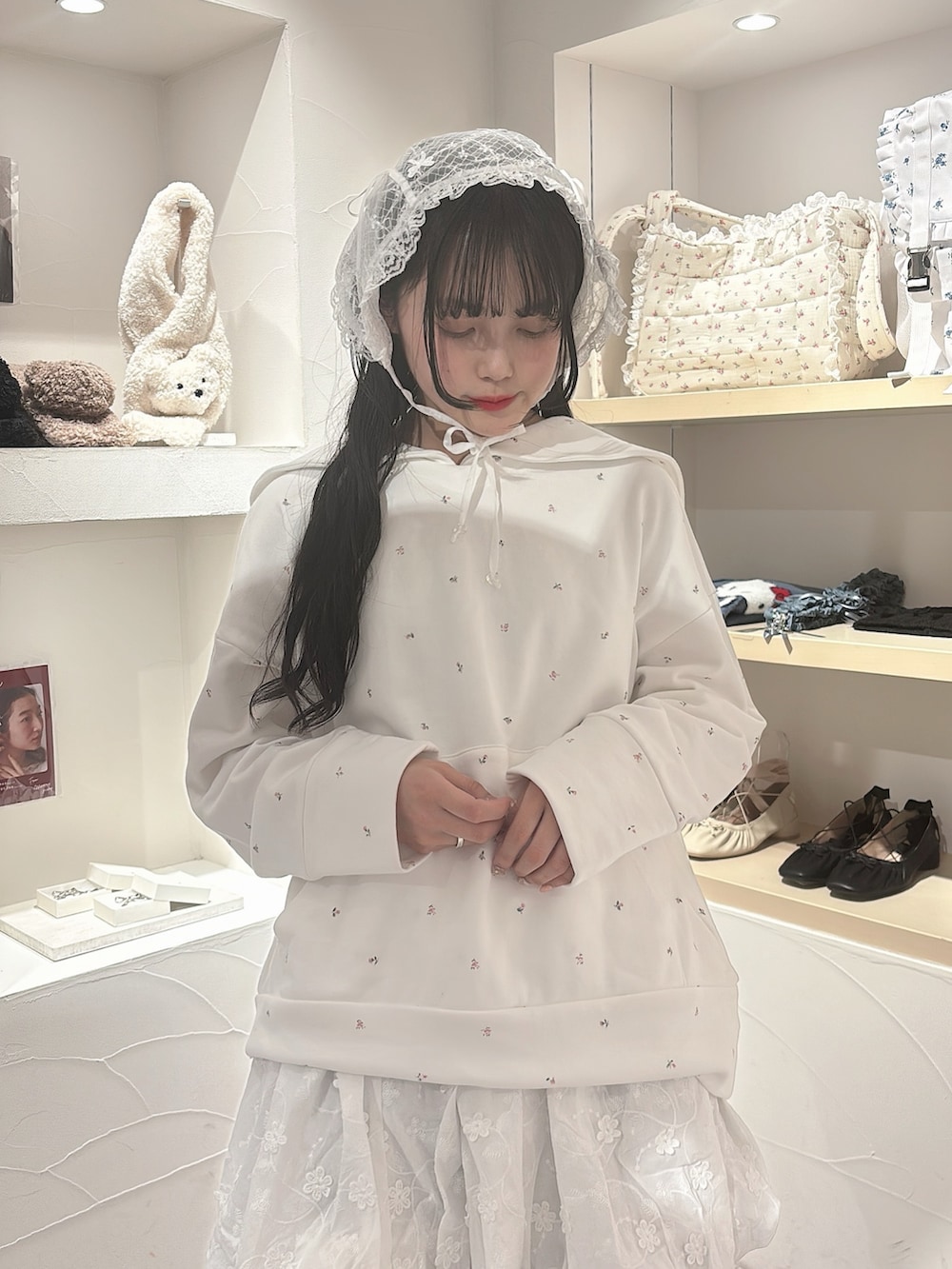 ホワイト系のスウェット、ホワイト系のスカート、ブルー系のその他パンツを着用したレディースの冬コーディネートの4枚目の写真