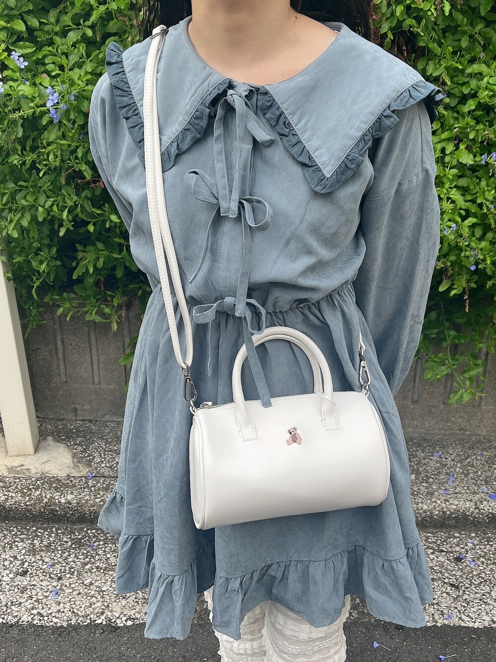 ブルー系のワンピース、ホワイト系のハンドバッグ、ブルー系のスニーカーを着用したレディースの夏コーディネートの5枚目の写真