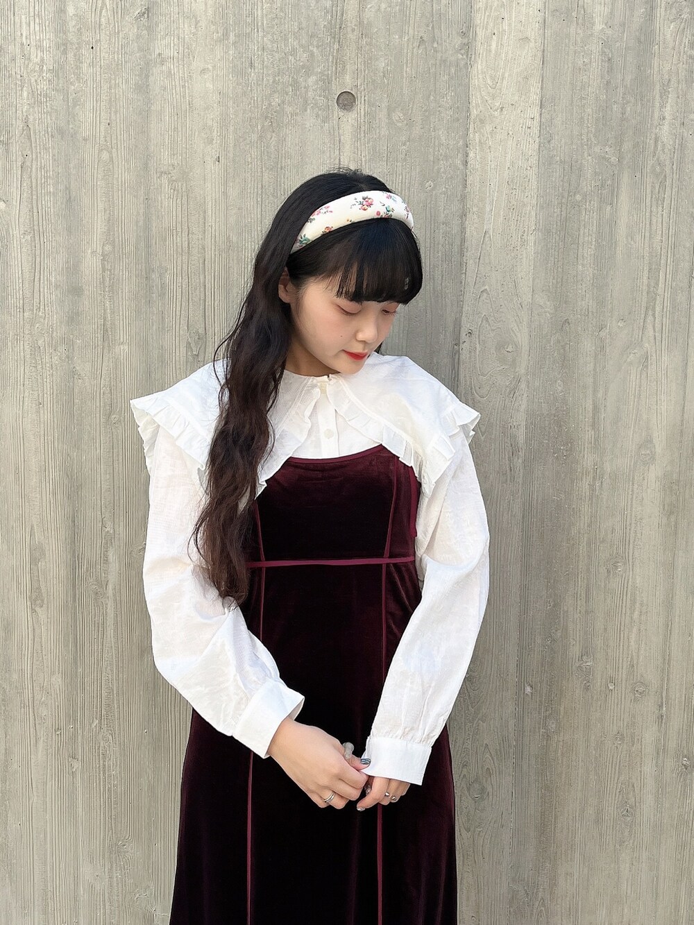 ホワイト系のシャツ/ブラウス、ホワイト系のナイロンジャケット、レッド系のワンピースを着用したレディースの冬コーディネートの6枚目の写真