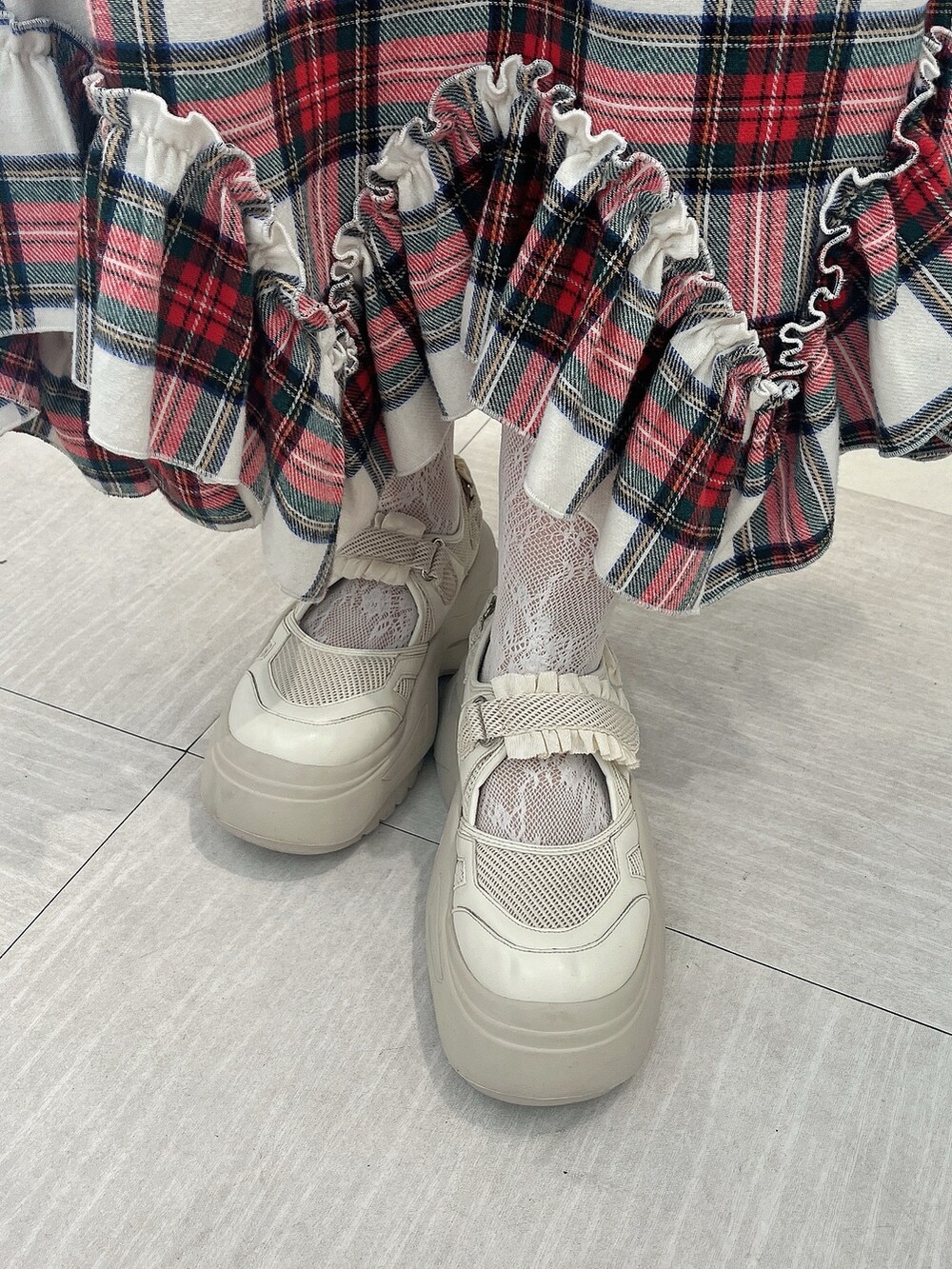 ホワイト系のスウェット、ホワイト系のニット/セーター、ホワイト系のスカートを着用したレディースの秋コーディネートの7枚目の写真