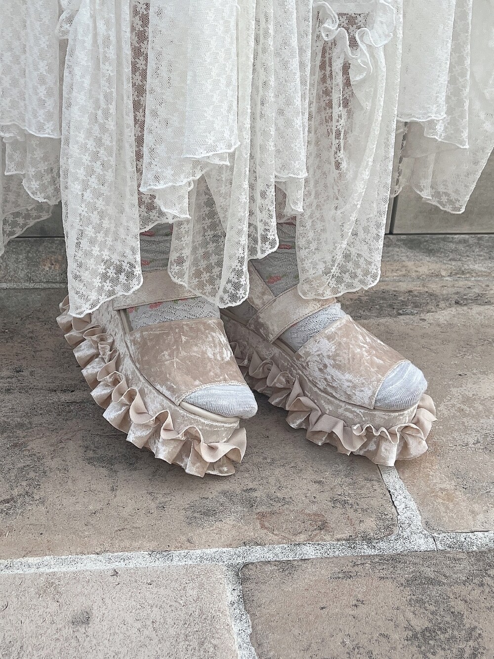 その他のカーディガン/ボレロ、ブルー系のTシャツ/カットソー、ホワイト系のワンピースを着用したレディースの秋コーディネートの6枚目の写真