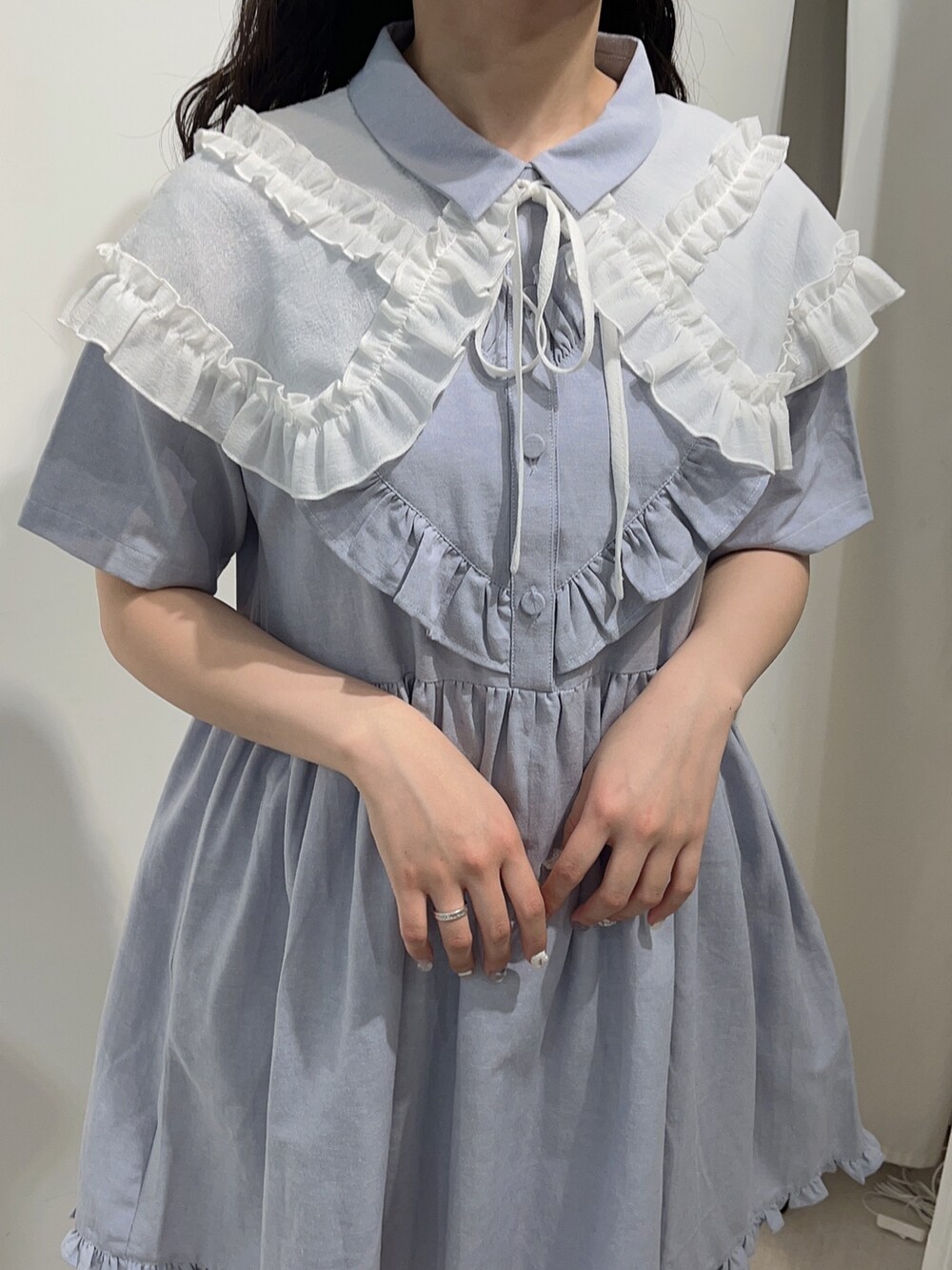 ブルー系のワンピース、ホワイト系のトートバッグ、ホワイト系のサンダルを着用したレディースの春コーディネートの6枚目の写真