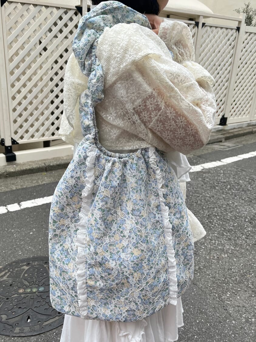 ホワイト系のワンピース、ホワイト系のその他トップス、ホワイト系のサンダルを着用したレディースの春コーディネートの3枚目の写真