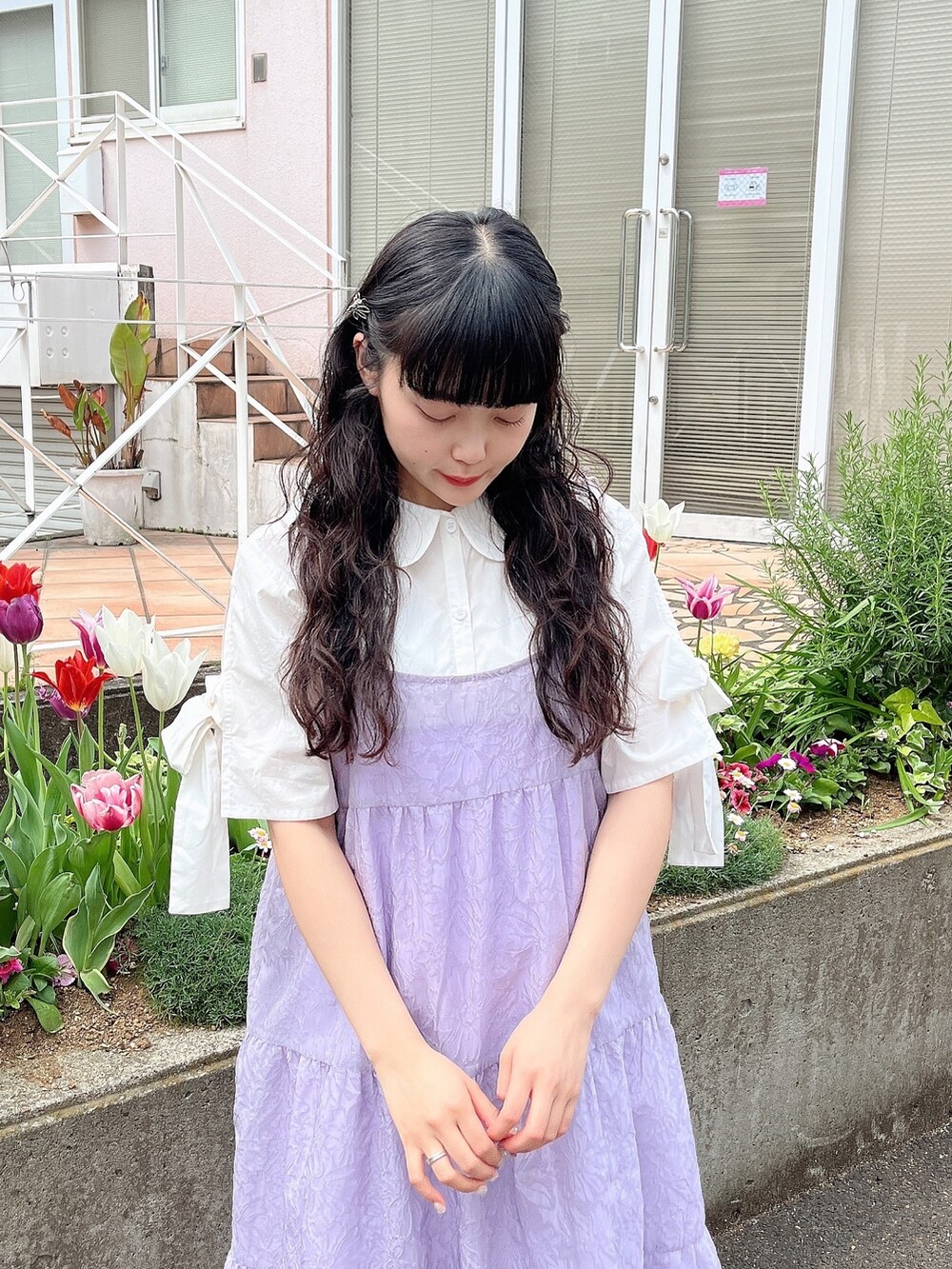 パープル系のワンピース、ホワイト系のパンプス、ホワイト系のシャツ/ブラウスを着用したレディースの春コーディネートの4枚目の写真