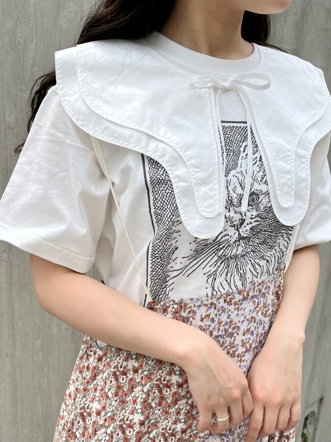 ホワイト系のスカート、ホワイト系のローファー、ホワイト系のTシャツ/カットソーを着用したレディースの春コーディネートの4枚目の写真