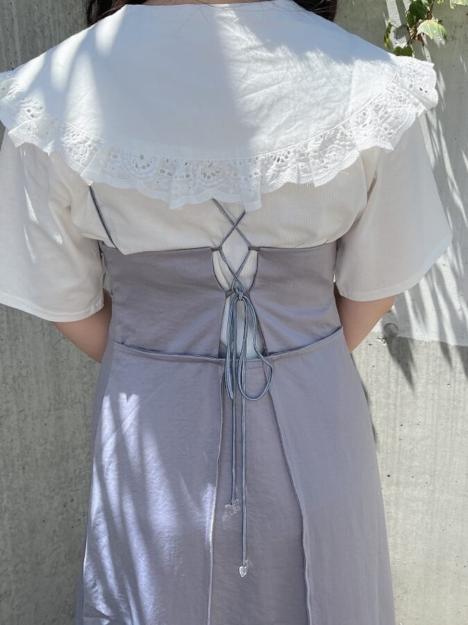 ホワイト系のTシャツ/カットソー、ブルー系のワンピース、パープル系のサンダルを着用したレディースの夏コーディネートの4枚目の写真