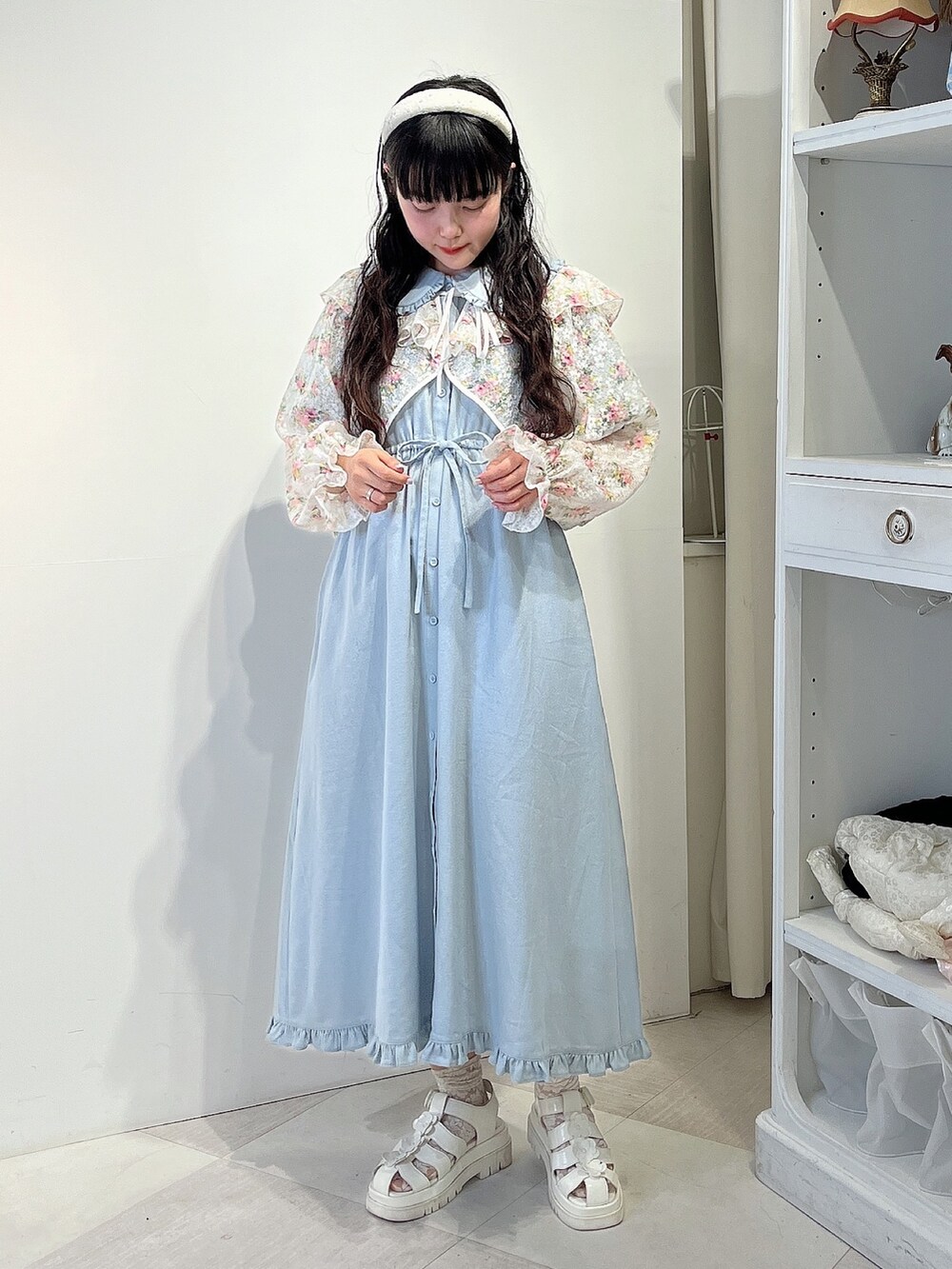 ホワイト系のカーディガン/ボレロ、ブルー系のワンピース、ホワイト系のサンダルを着用したレディースの夏コーディネートの2枚目の写真