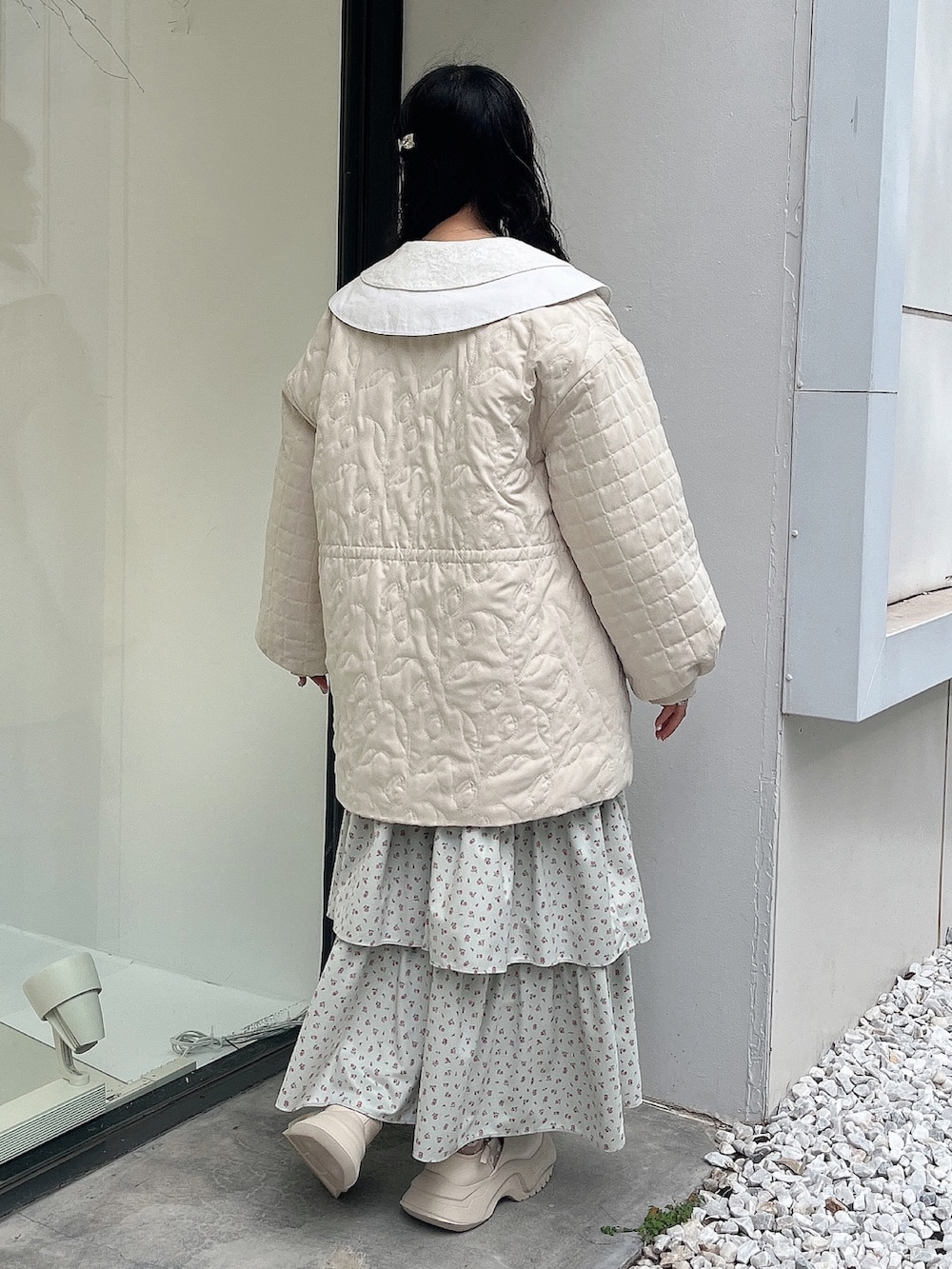 ホワイト系のシャツ/ブラウス、ホワイト系のブルゾン、グリーン系のジャンパースカートを着用したレディースの冬コーディネートの4枚目の写真