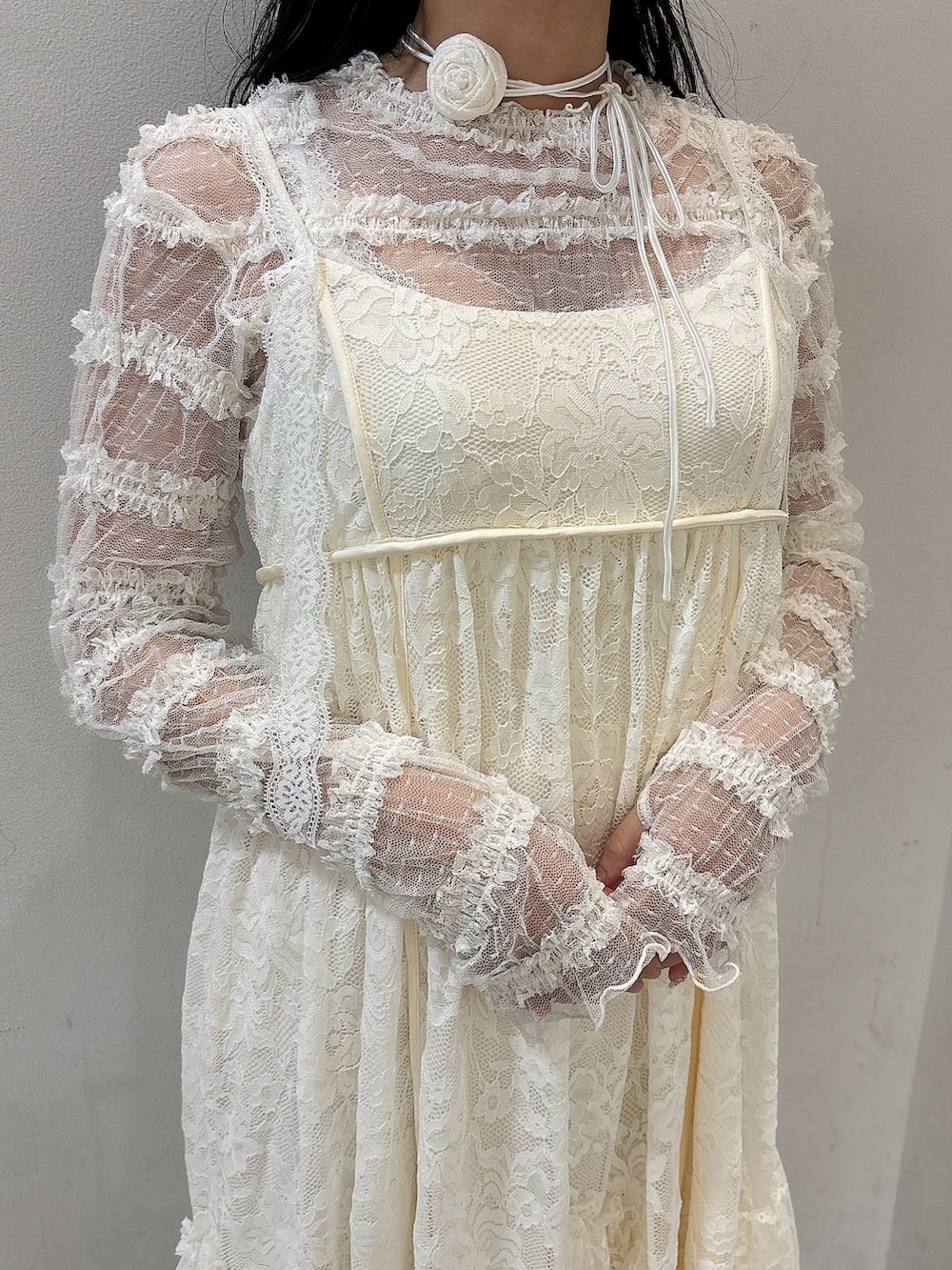 ホワイト系のワンピース、ホワイト系のTシャツ/カットソー、レッド系のローファーを着用したレディースの夏コーディネートの8枚目の写真