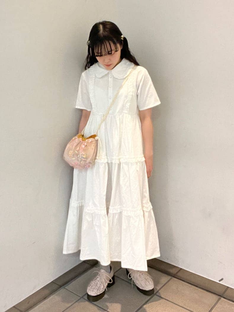 ベージュ系のその他アウター、ピンク系のその他シューズ、ピンク系のショルダーバッグを着用したレディースの春コーディネートの5枚目の写真