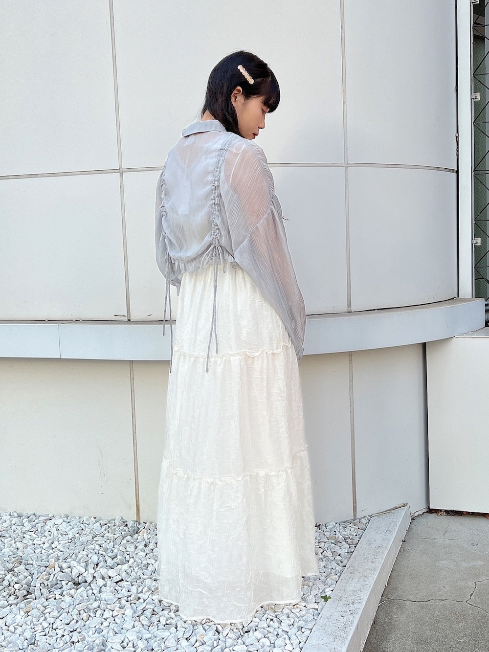 ブルー系のシャツ/ブラウス、ホワイト系のワンピース、ベージュ系のパンプスを着用したレディースの春コーディネートの3枚目の写真