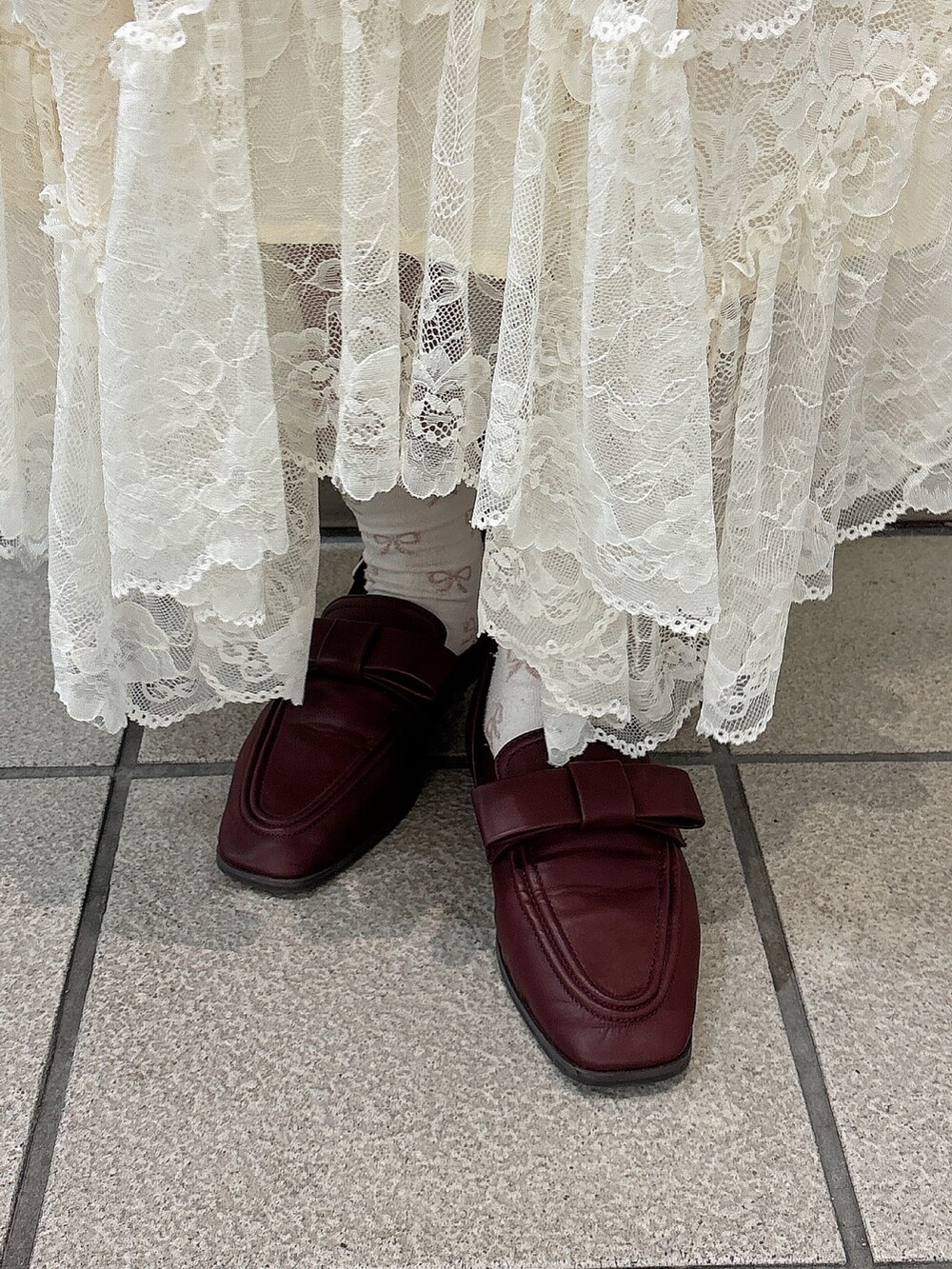 ホワイト系のTシャツ/カットソー、レッド系のローファー、ホワイト系のシャツ/ブラウスを着用したレディースの夏コーディネートの8枚目の写真