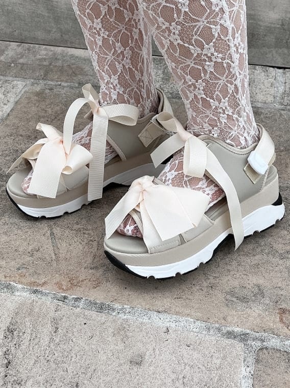 ホワイト系のサンダル、ホワイト系のハンドバッグ、ブルー系のワンピースを着用したレディースの夏コーディネートの6枚目の写真