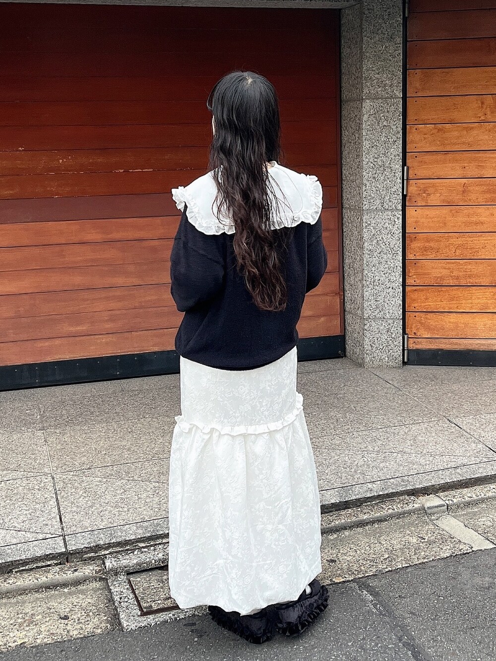 ホワイト系のスカート、ブラック系のカーディガン/ボレロ、ホワイト系のシャツ/ブラウスを着用したレディースの秋コーディネートの3枚目の写真