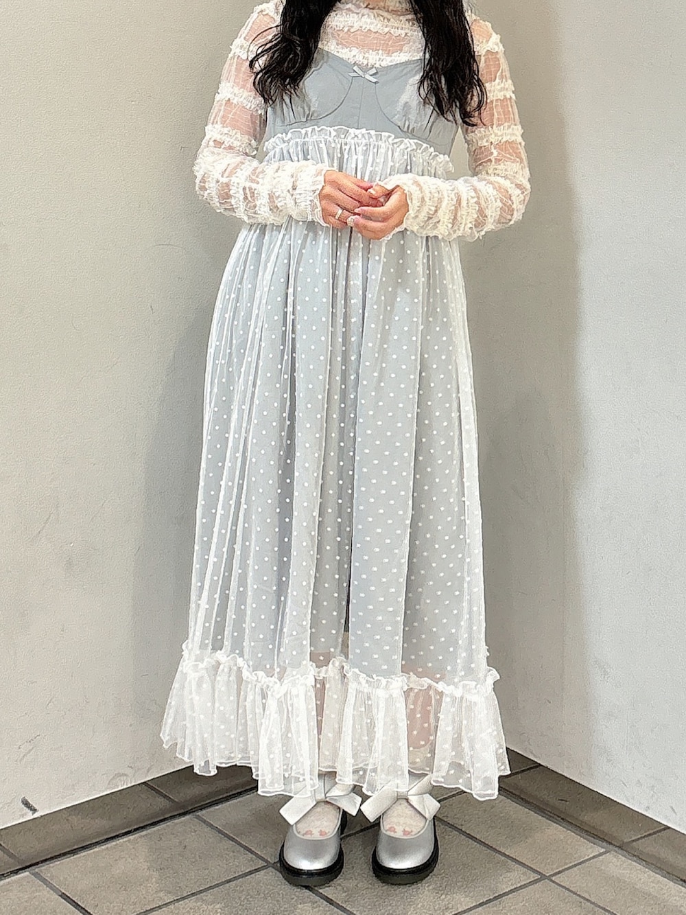 ホワイト系のTシャツ/カットソー、グレー系のワンピース、シルバー系のバレエシューズを着用したレディースの夏コーディネートの2枚目の写真