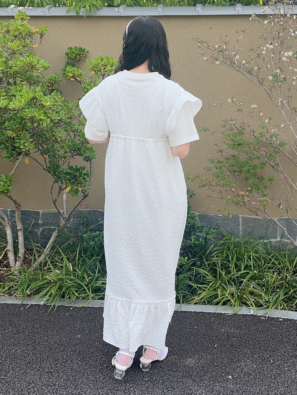 ホワイト系のパンプス、ホワイト系のワンピース、ホワイト系のTシャツ/カットソーを着用したレディースの夏コーディネートの3枚目の写真