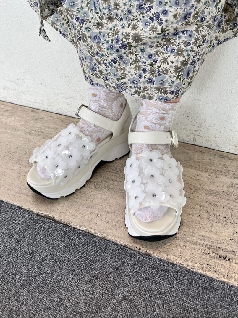 ブルー系のワンピース、ホワイト系のシャツ/ブラウス、ホワイト系のサンダルを着用したレディースの夏コーディネートの5枚目の写真