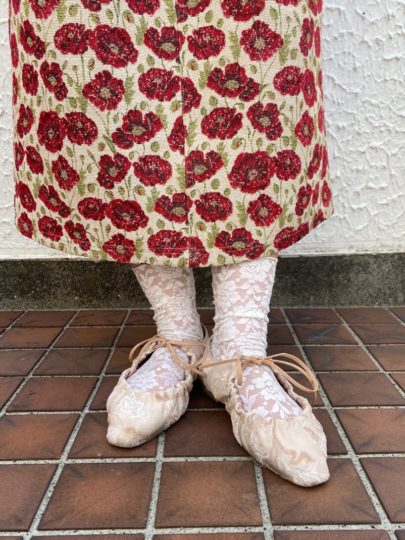 ベージュ系のシャツ/ブラウス、ホワイト系のその他シューズを着用したレディースの春コーディネートの5枚目の写真