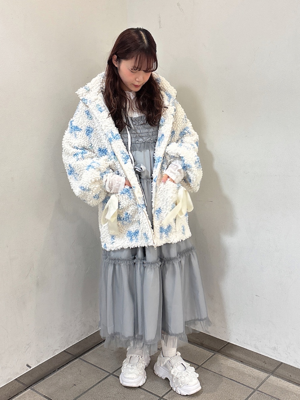 ブルー系のブルゾン、ホワイト系のTシャツ/カットソー、ブルー系のワンピースを着用したレディースの冬コーディネートの2枚目の写真