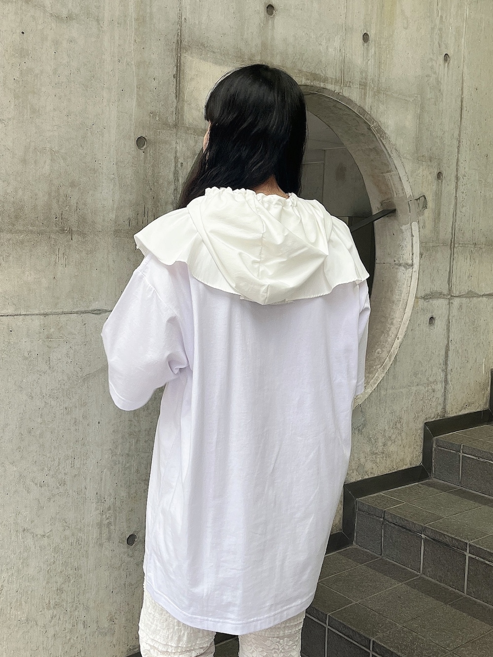 ホワイト系のTシャツ/カットソー、ホワイト系のスラックス、ホワイト系のサンダルを着用したレディースの夏コーディネートの5枚目の写真