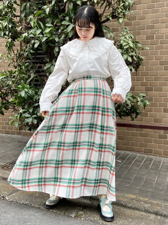 ホワイト系のシャツ/ブラウス、ブルー系のパンプス、ベージュ系のショルダーバッグを着用したレディースの冬コーディネートの4枚目の写真