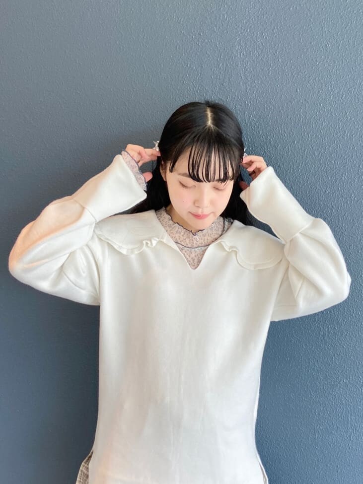 ホワイト系のTシャツ/カットソー、ベージュ系のスカート、ホワイト系のその他シューズを着用したレディースの秋コーディネートの4枚目の写真