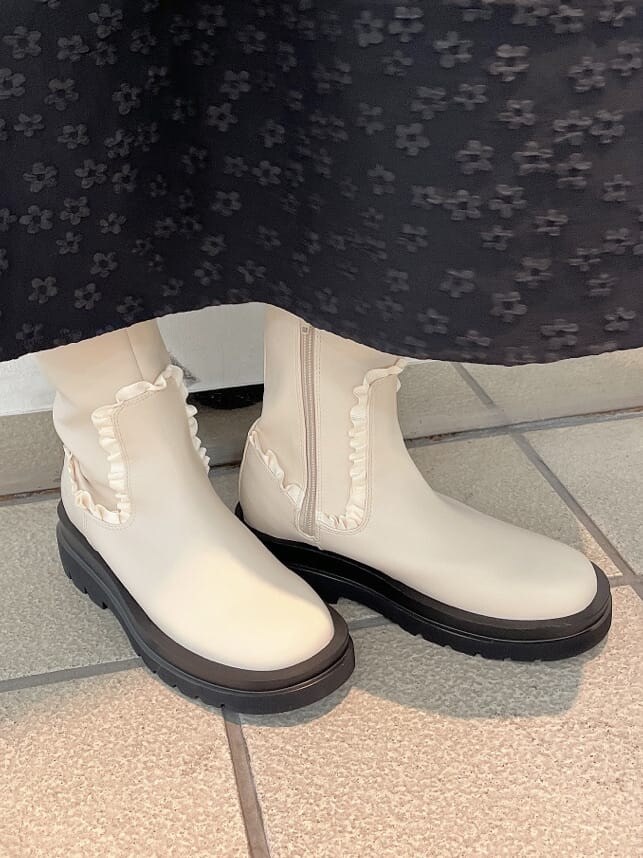 ホワイト系のブーツ、ホワイト系のシャツ/ブラウス、ブラック系のワンピースを着用したレディースの秋コーディネートの5枚目の写真