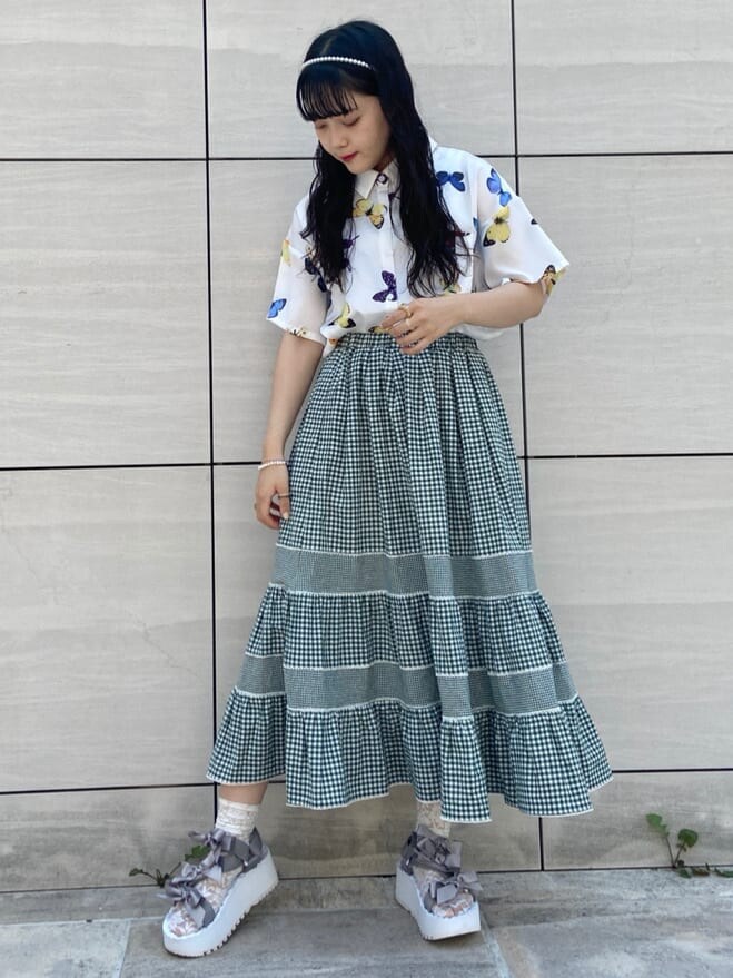 ホワイト系のシャツ/ブラウスを着用したレディースの夏コーディネートの2枚目の写真