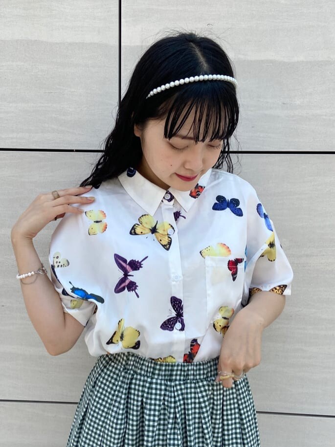 ホワイト系のシャツ/ブラウスを着用したレディースの夏コーディネートの4枚目の写真