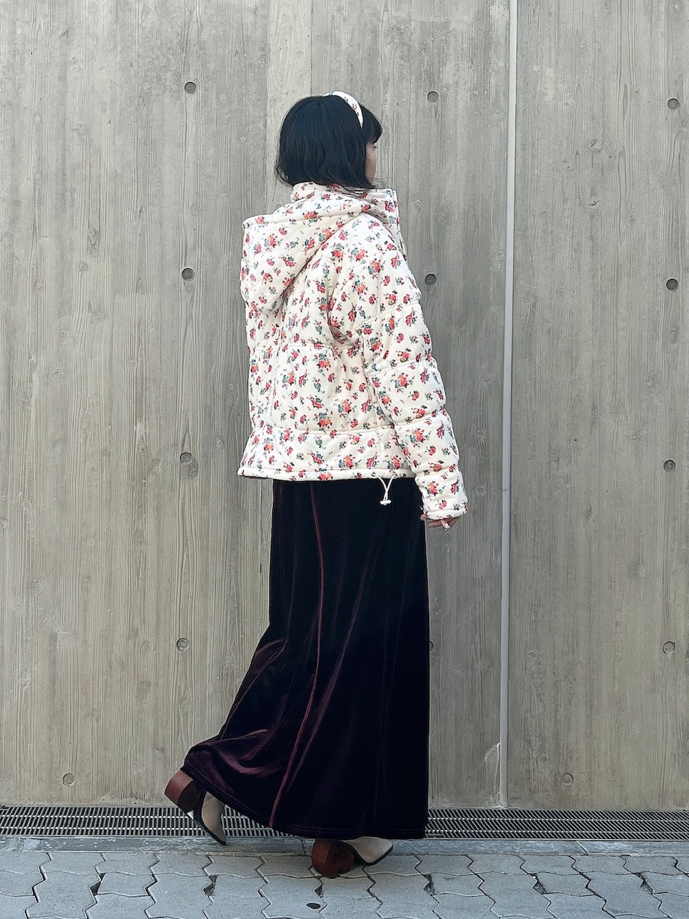 ホワイト系のシャツ/ブラウス、ホワイト系のナイロンジャケット、レッド系のワンピースを着用したレディースの冬コーディネートの2枚目の写真